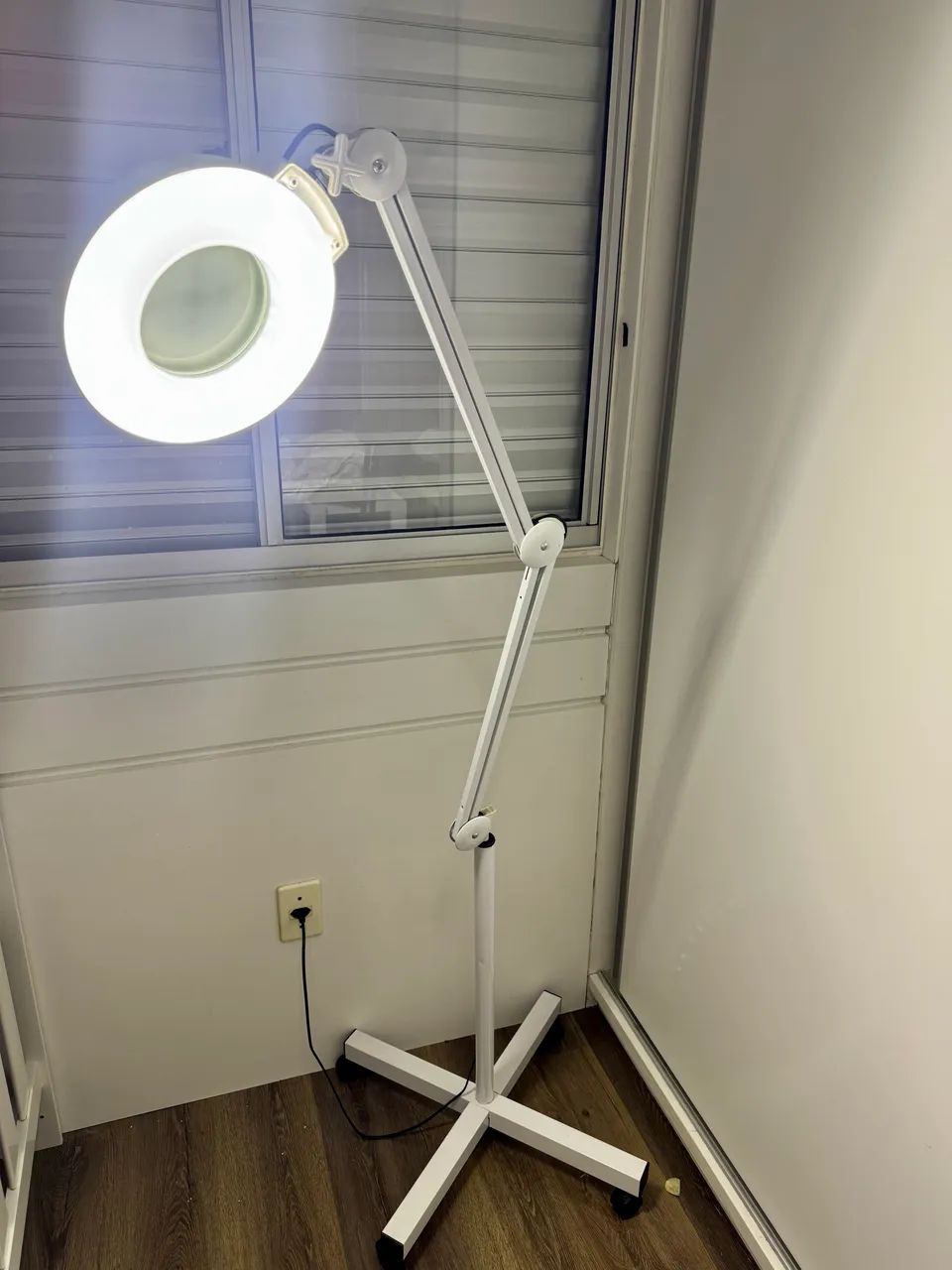 Lupa LED Profissional com Pedestal - Bivolt