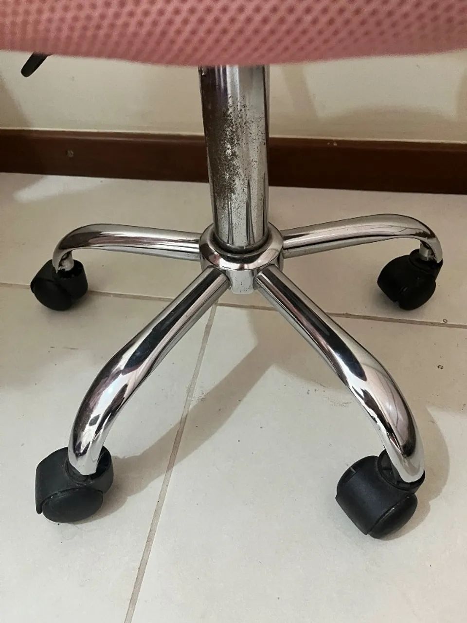 Vendo cadeira giratória na cor rosa - Foto 4