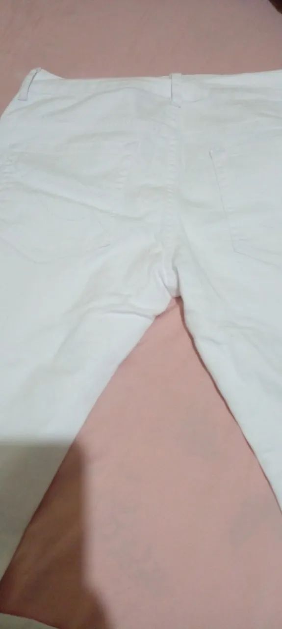 Calça branca com laycra semi nova 44 - Foto 2