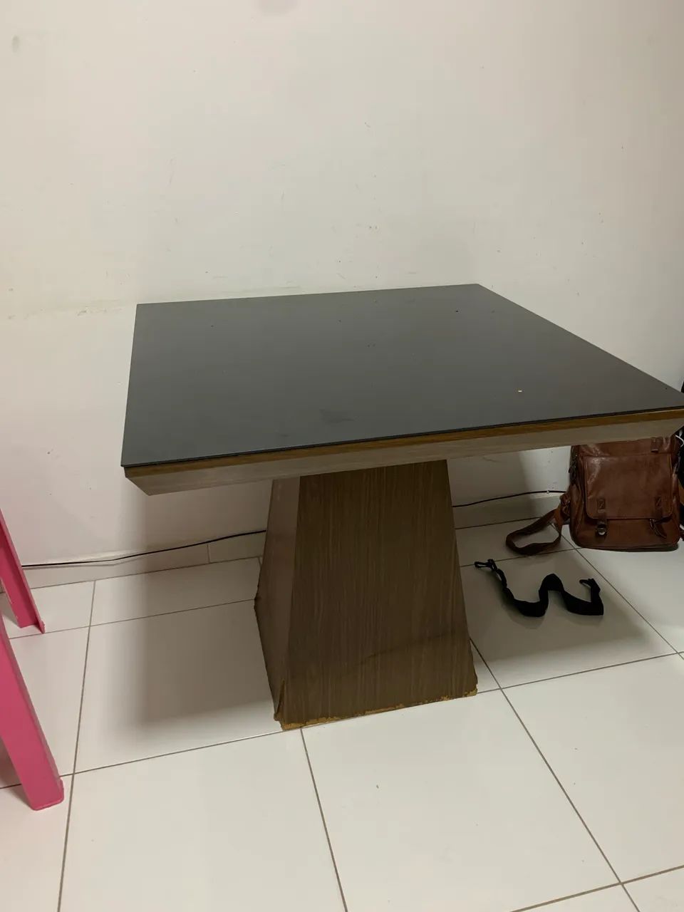 Mesa com tampo de vidro 