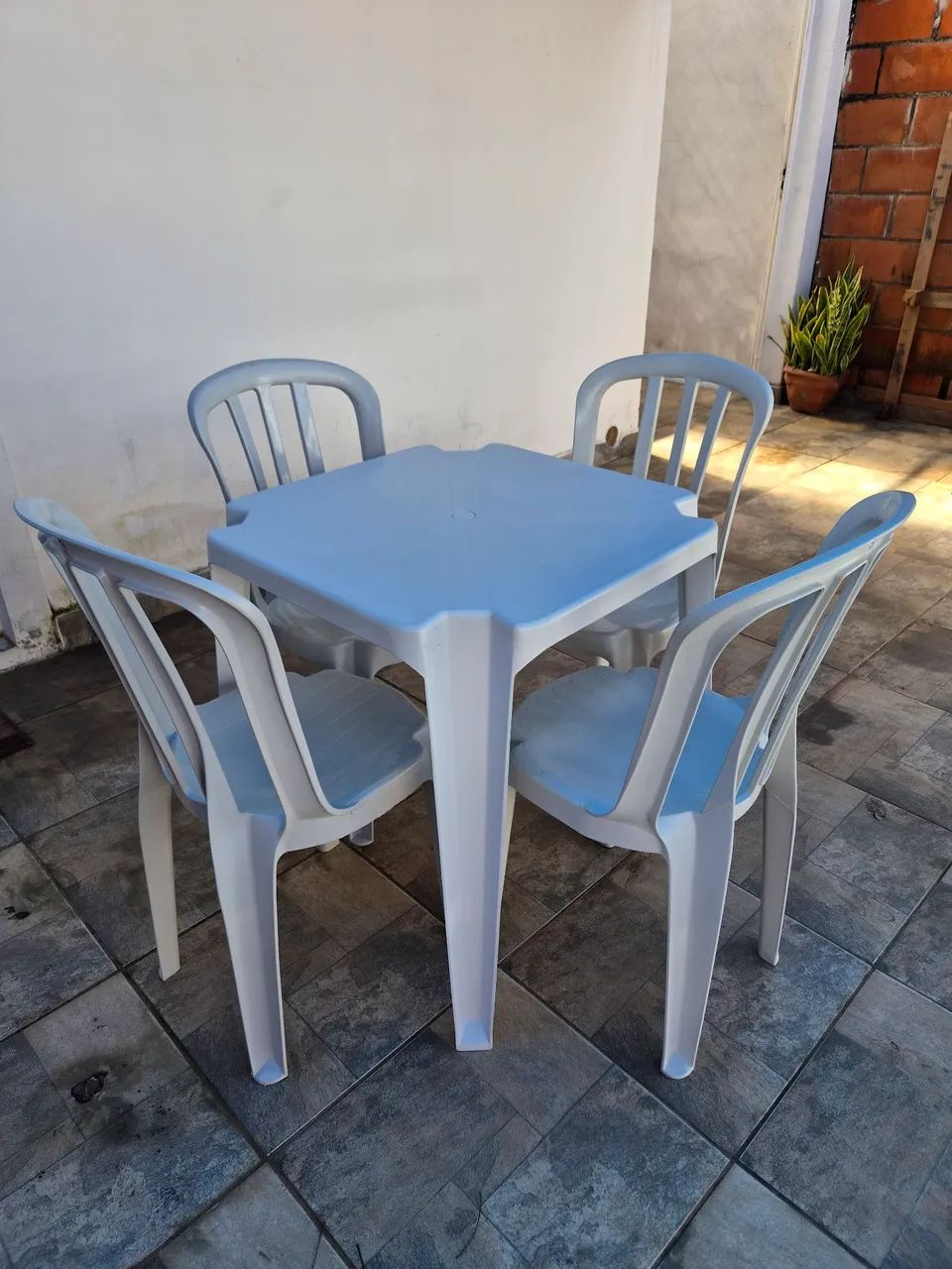 Vendo 2 jogos de mesas com 4 cadeiras 