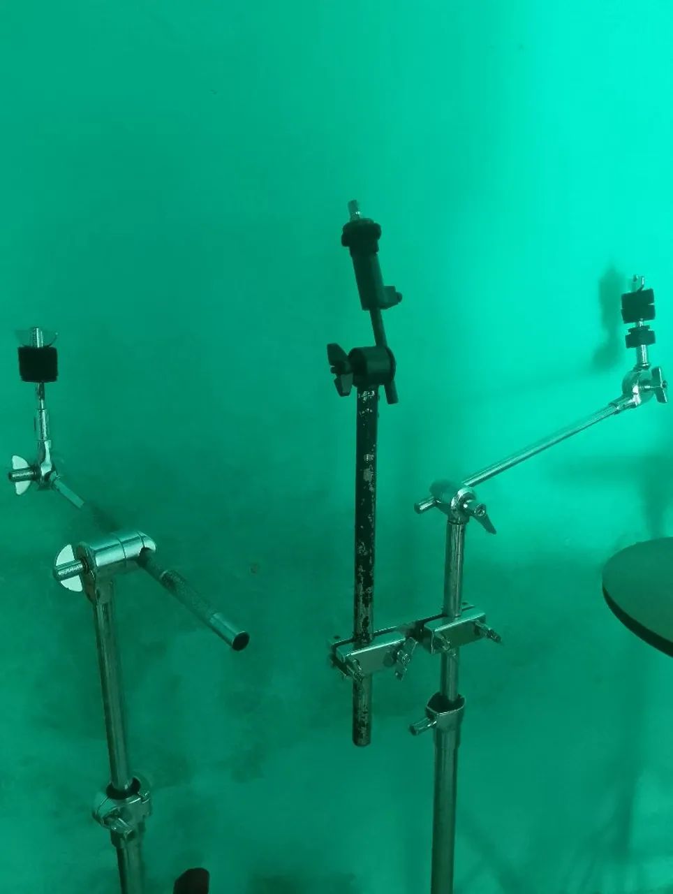 Duas estante girafa Sonor com clamp e extensor.