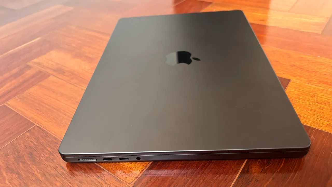 Macbook Pro Apple M5 Pro Chip Com 15 Núcleos Cpu E 16 Núcleos Gpu 24GB 1TB SSD - Preto - Foto 2