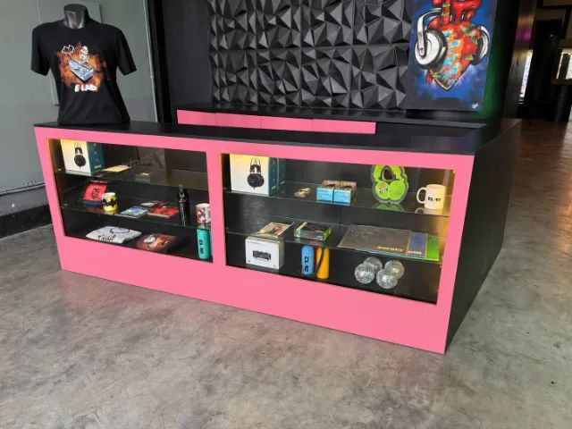 Vitrine e armário 