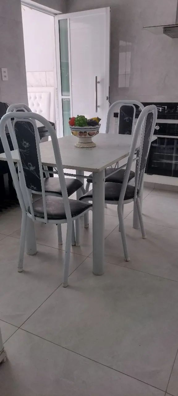 Mesa com 4 cadeiras 