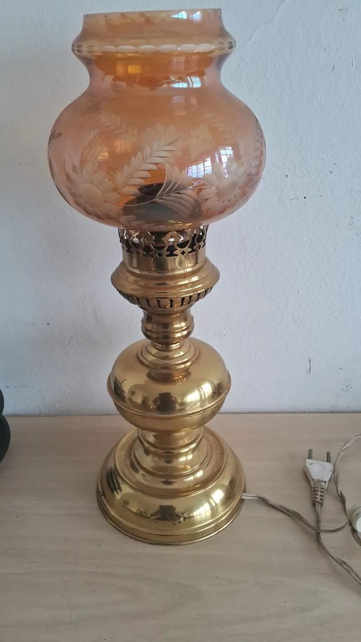Abajur antigo estilo lampião a querosene .