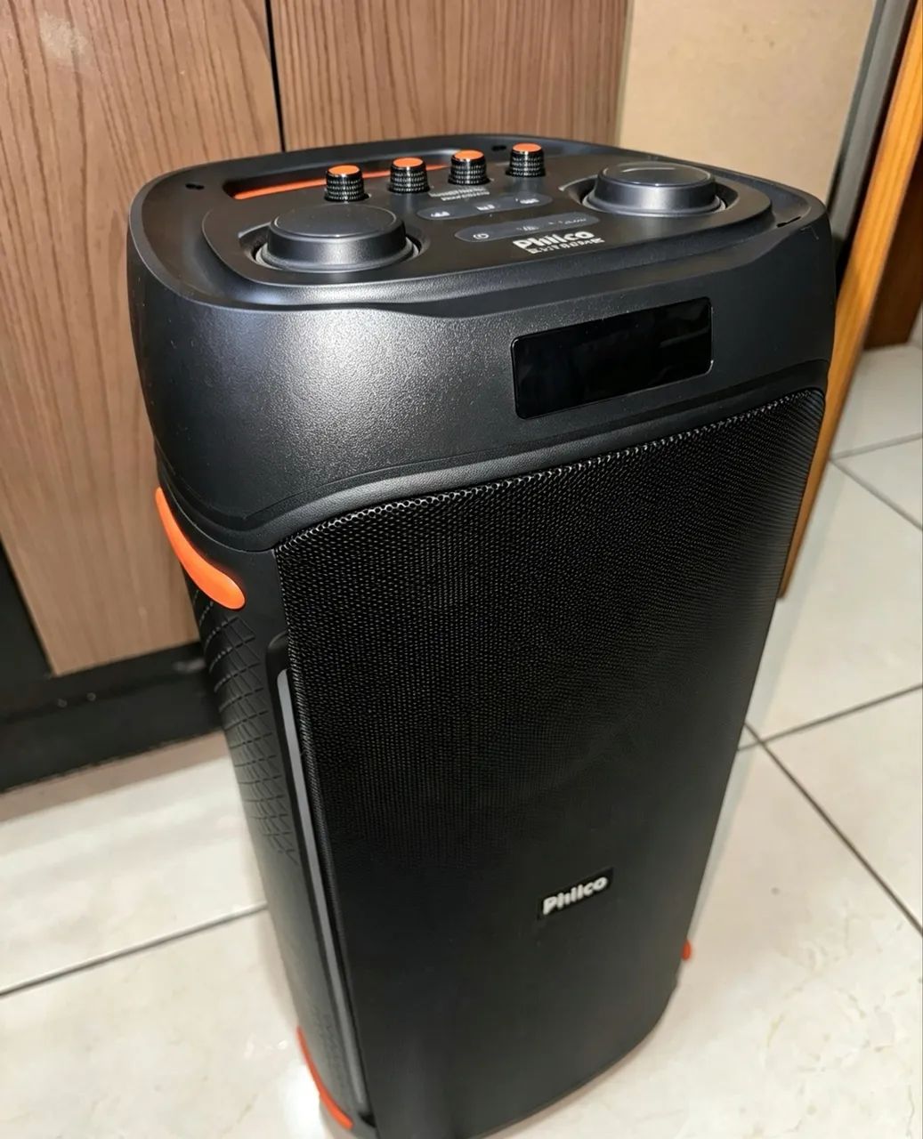 VENDE-SE CAIXA DE SOM + 2 MICROFONES