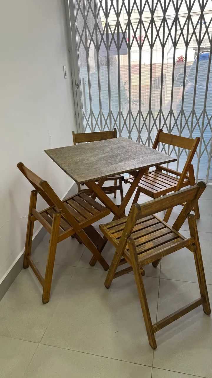 Mesa Externa de Madeira com 4 Cadeiras