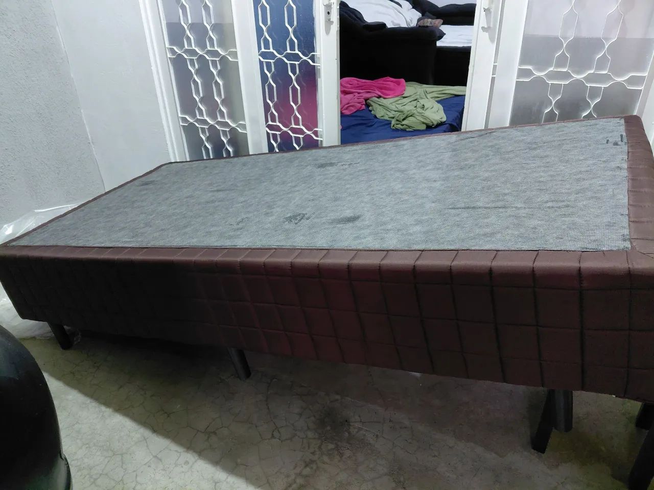Base Box para colchão solteiro - cor marrom - excelente estado - Foto 2