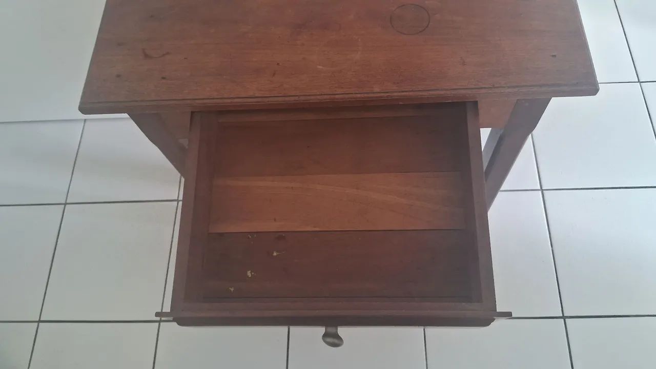 Mesa Auxiliar / Aparador em Madeira Maciça (Pará)  com Gaveta - Foto 2