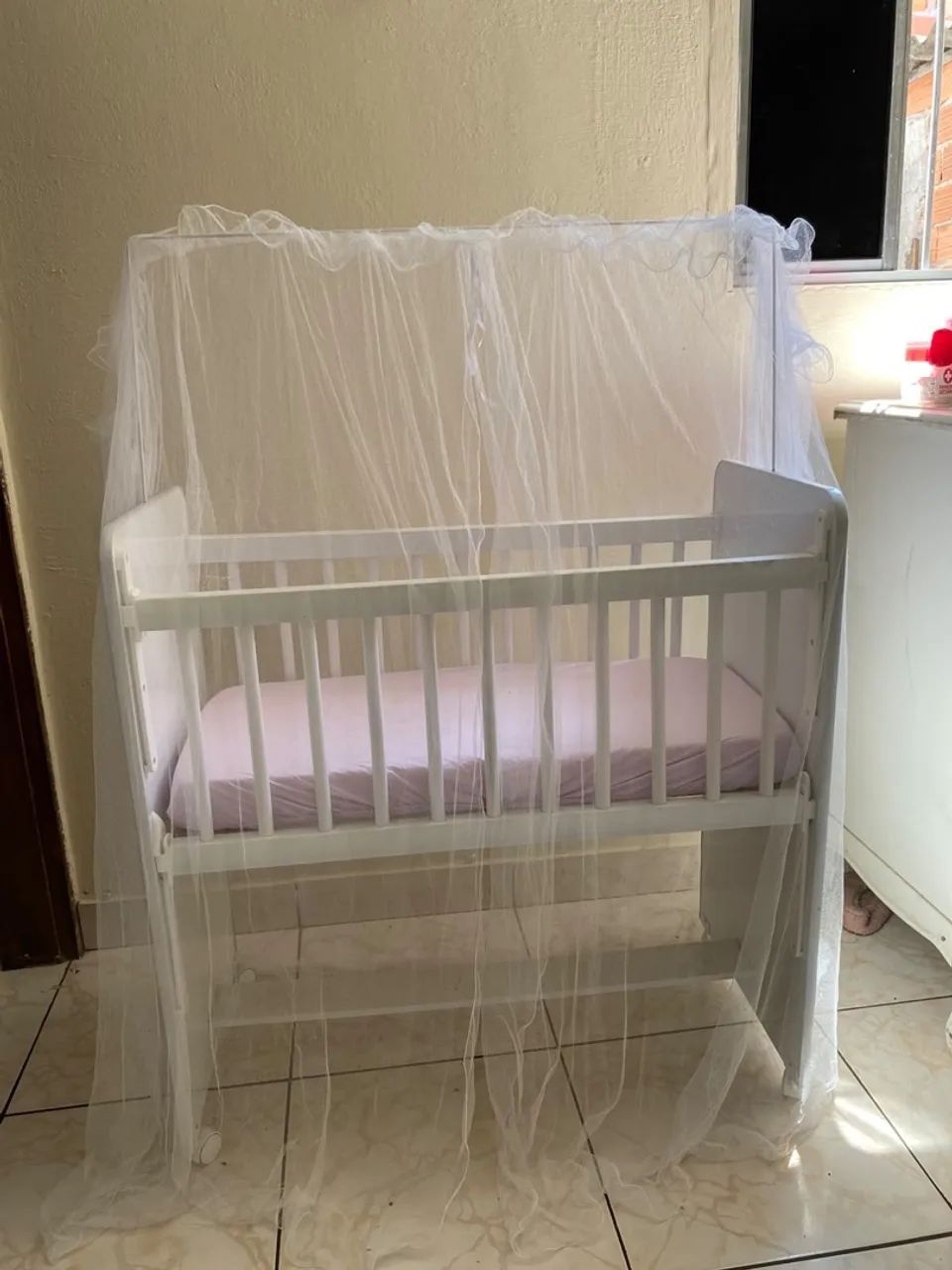 Mini berço branco (com rodinhas) - Foto 2