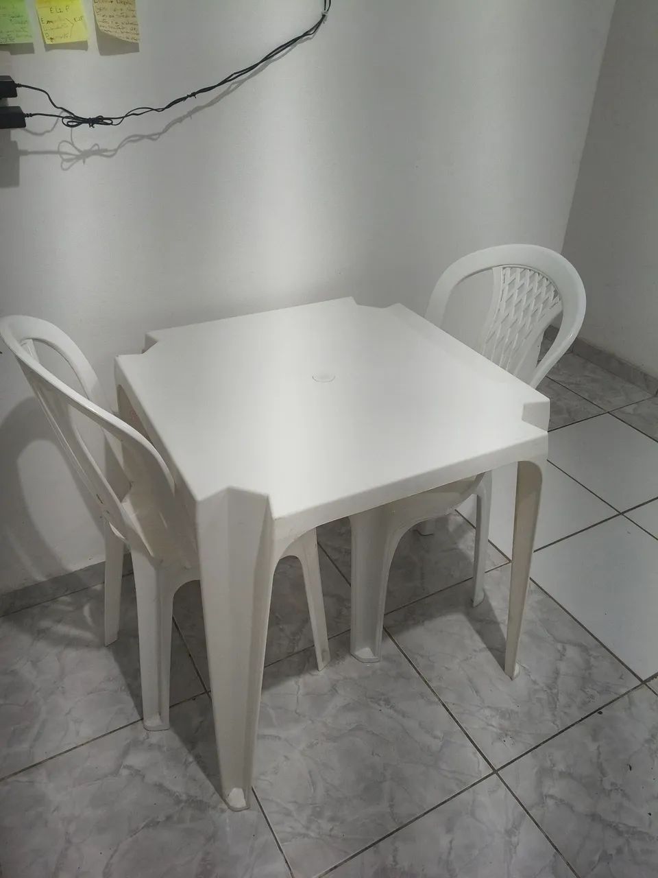 MESA DE PLÁSTICO COM DUAS CADEIRAS - Foto 4