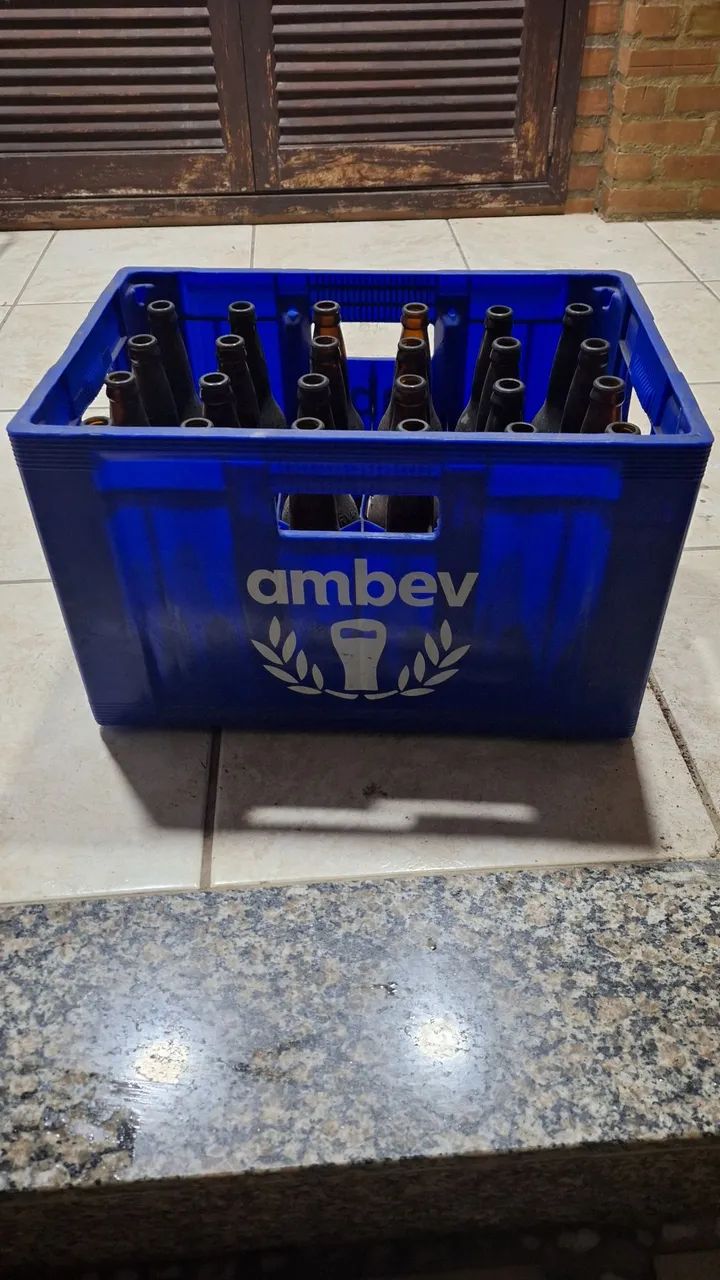 CAIXA DE CERVEJA COM CASCOS?
