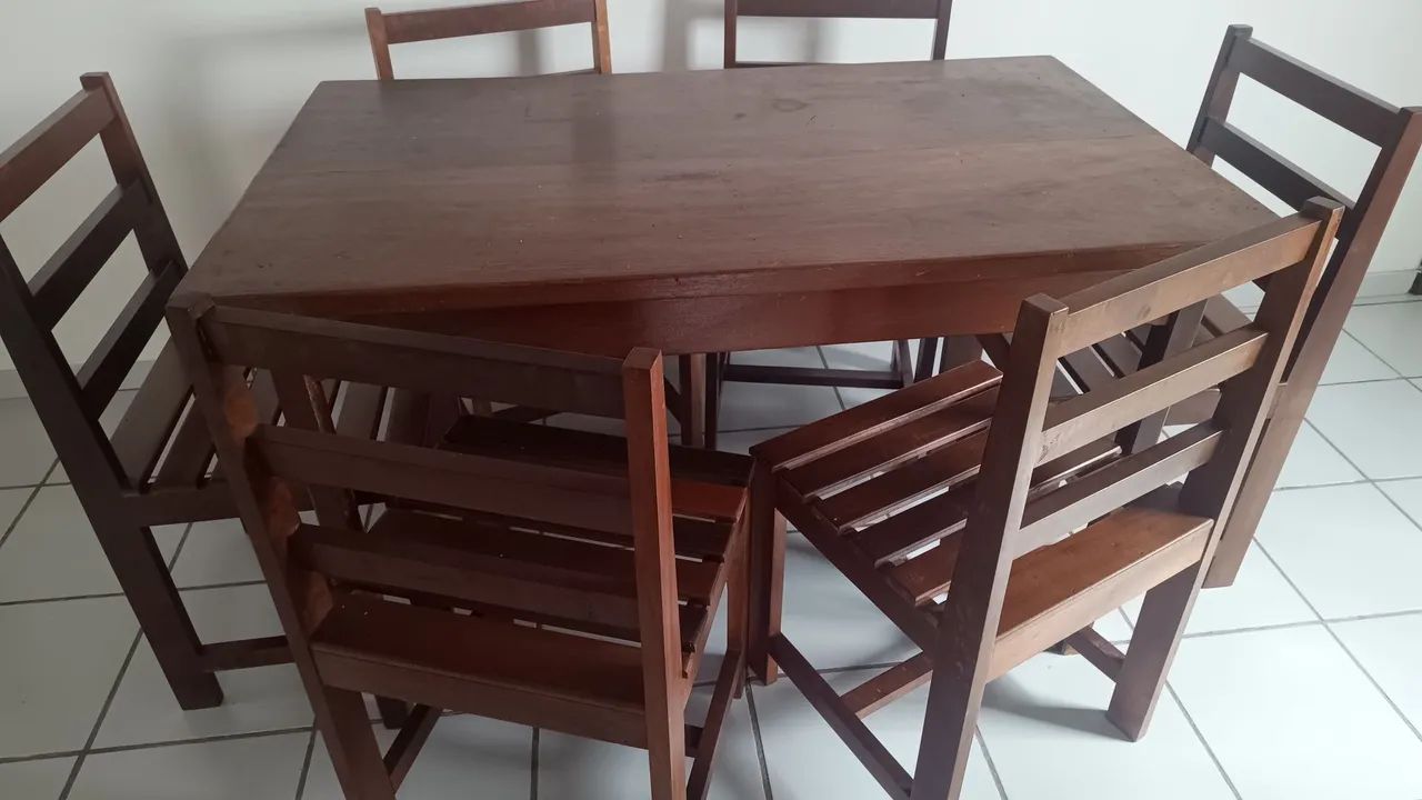 Mesa com 6 cadeiras de madeira 