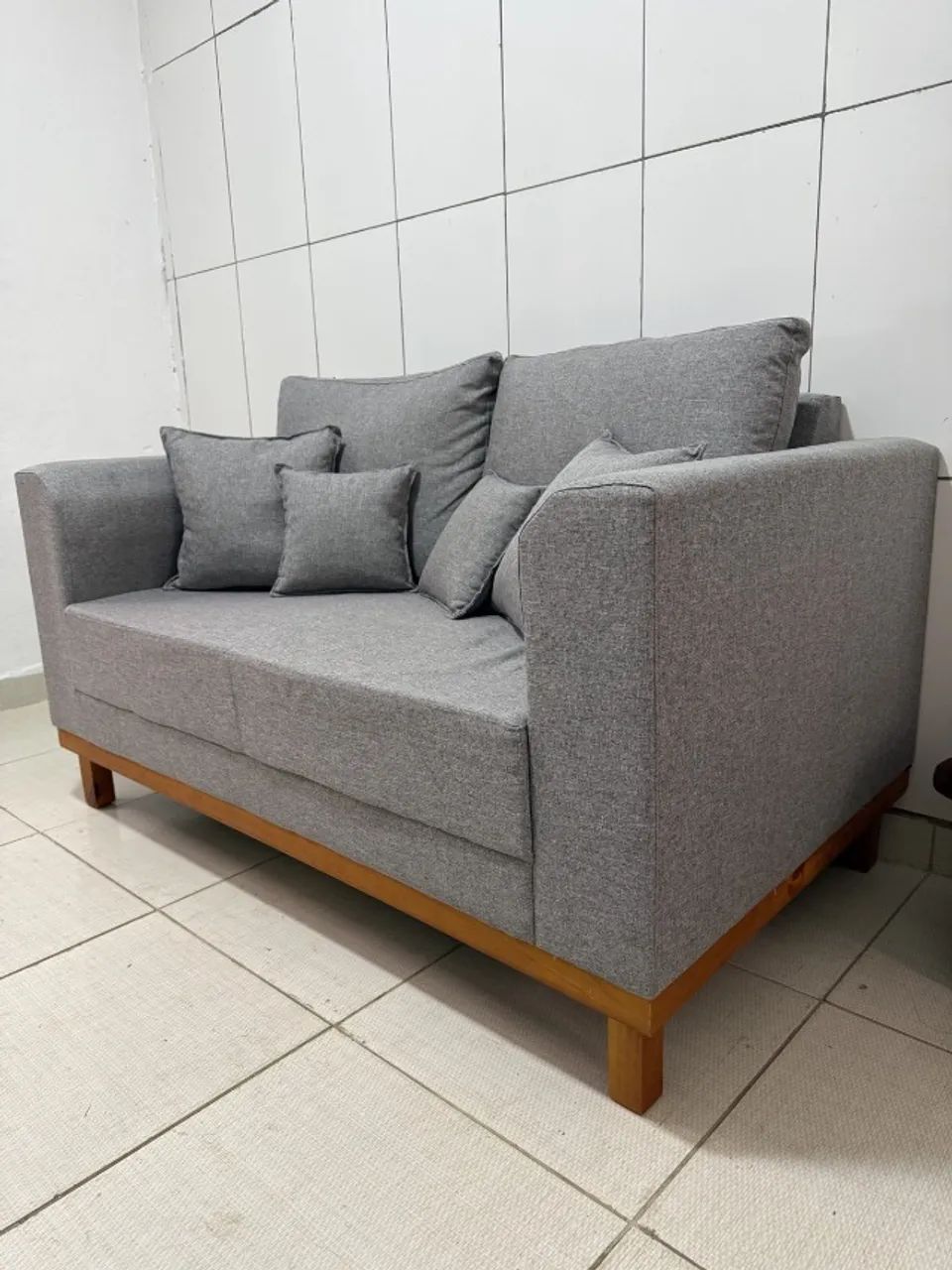 Sofá 2 Lugares Beny Base de Madeira Linho Cotton Cinza Rr - Foto 3