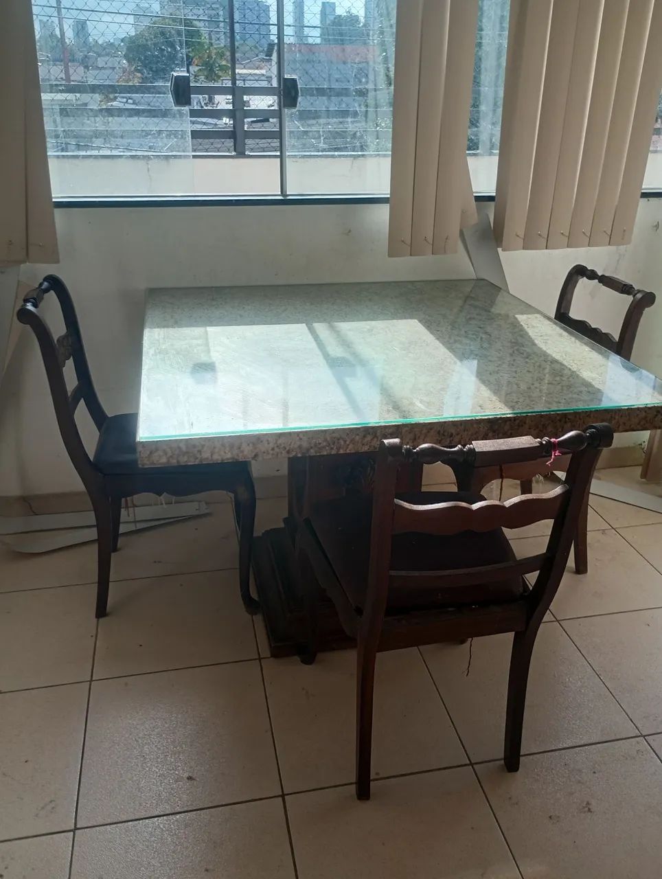 Mesa de 4 lugares de madeira trabalhada  - Foto 3