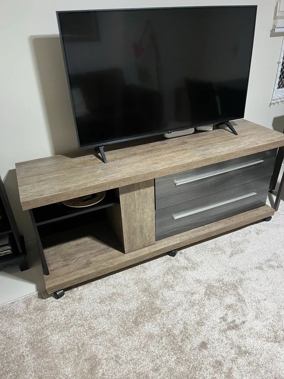 Rack amadeirado com rodinhas e 2 gavetas - Foto 4