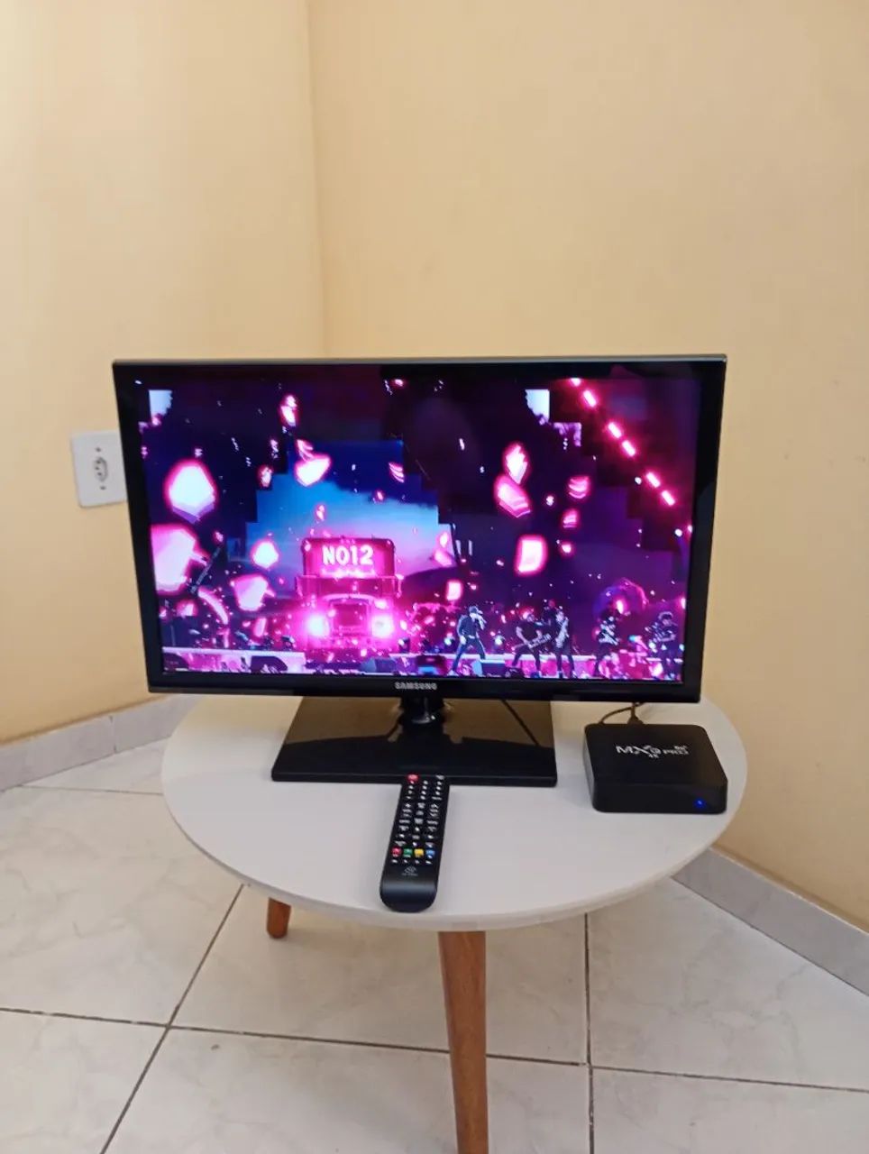 Vendo tv 27 polegadas Samsung LCD 