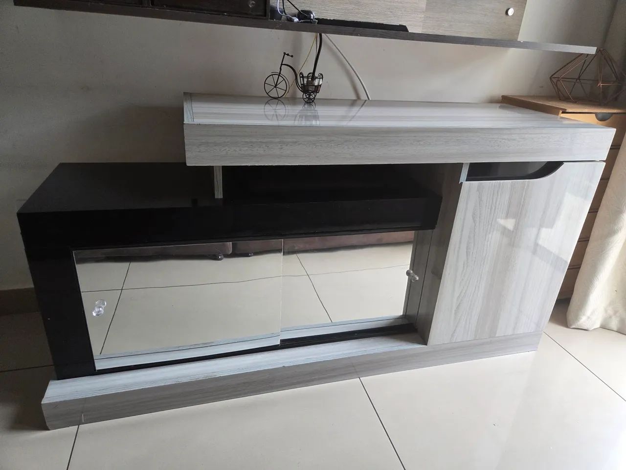 Rack preto e cinza c/ espelhos.