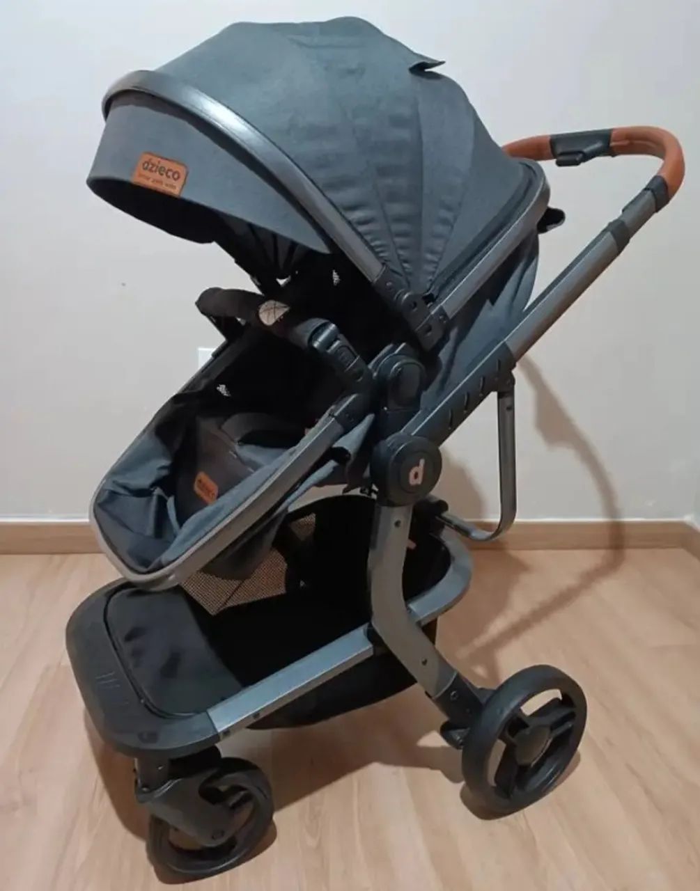 Carrinho de bebê Kronus Importado, bebê conforto e colchonete  - Foto 4