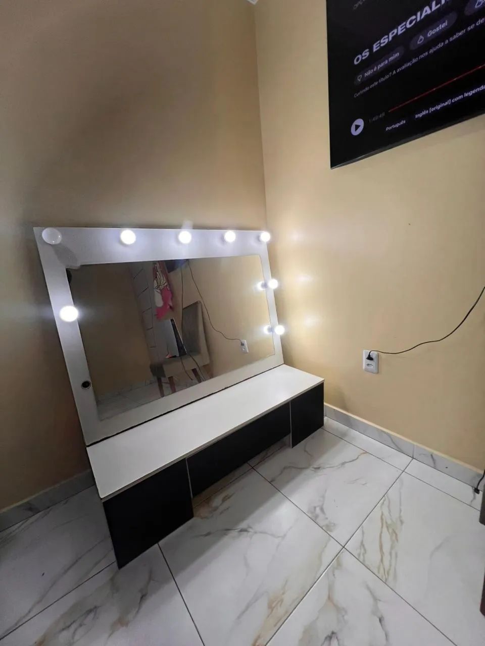 Vendo penteadeira com 8 lâmpadas 3 gavetas 