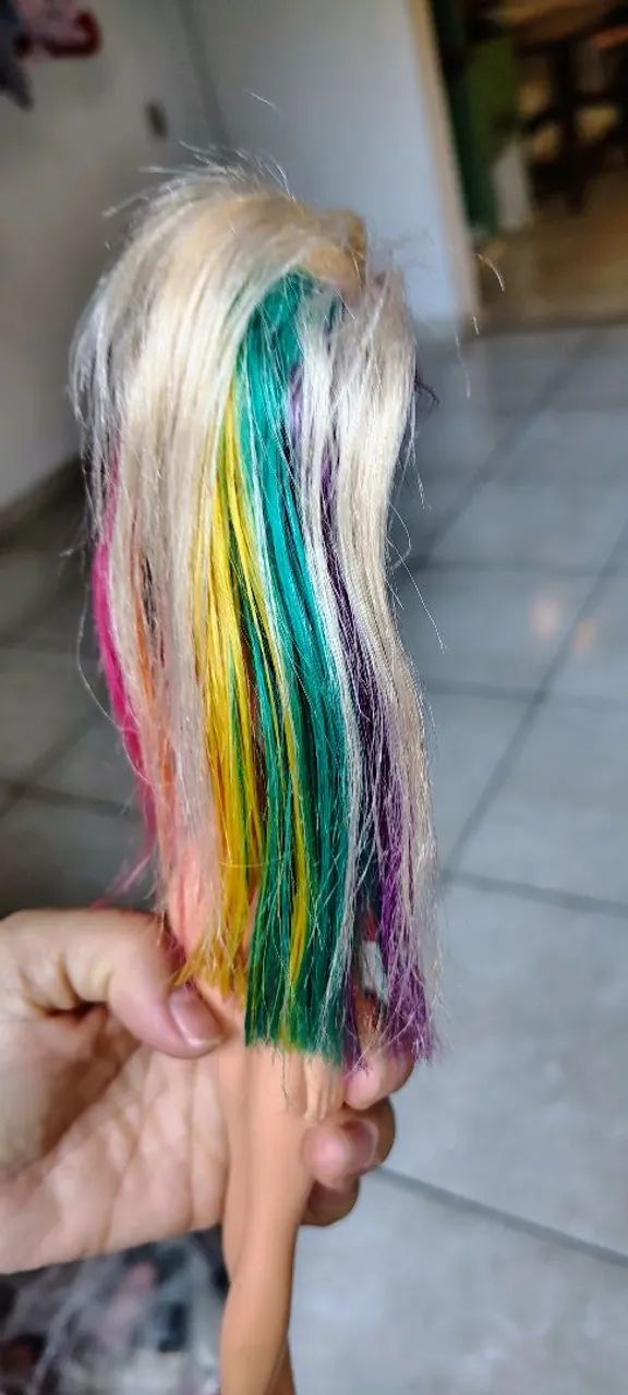 Boneca Barbie arco iris - Foto 2