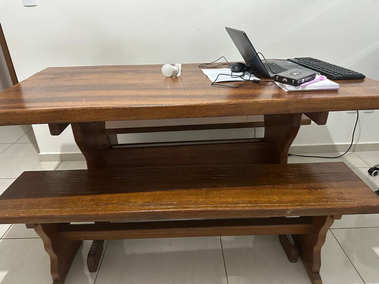 Mesa de madeira maciça 