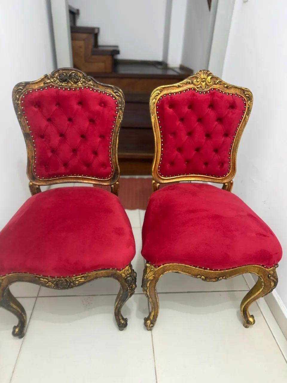 Par de Cadeiras Clássicas Luis XV em Veludo Vermelho - Sofisticação e Charme