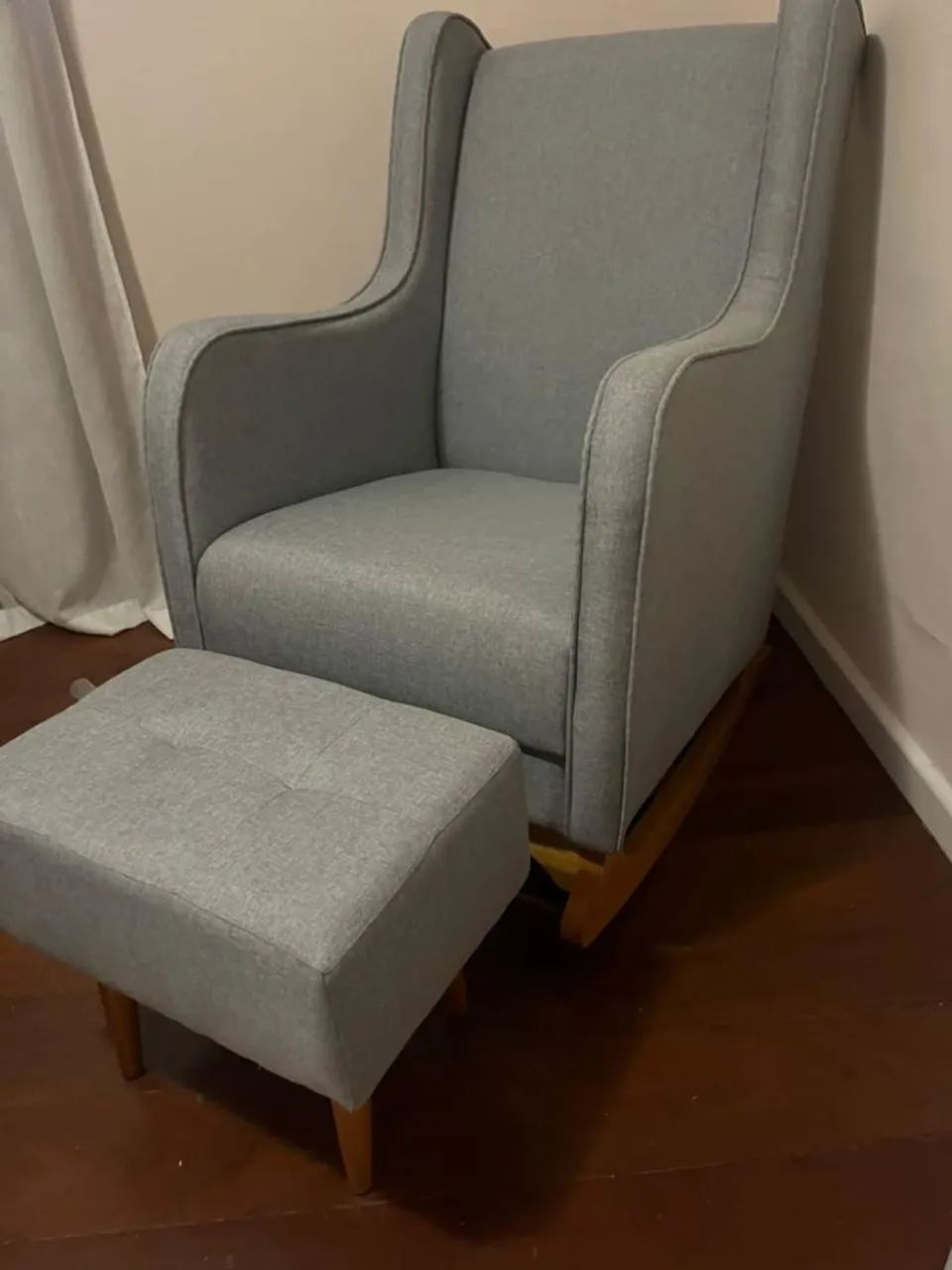 Poltrona de amamentação cinza