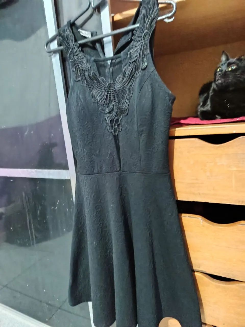 Vestido preto acinturado e de renda - Foto 5