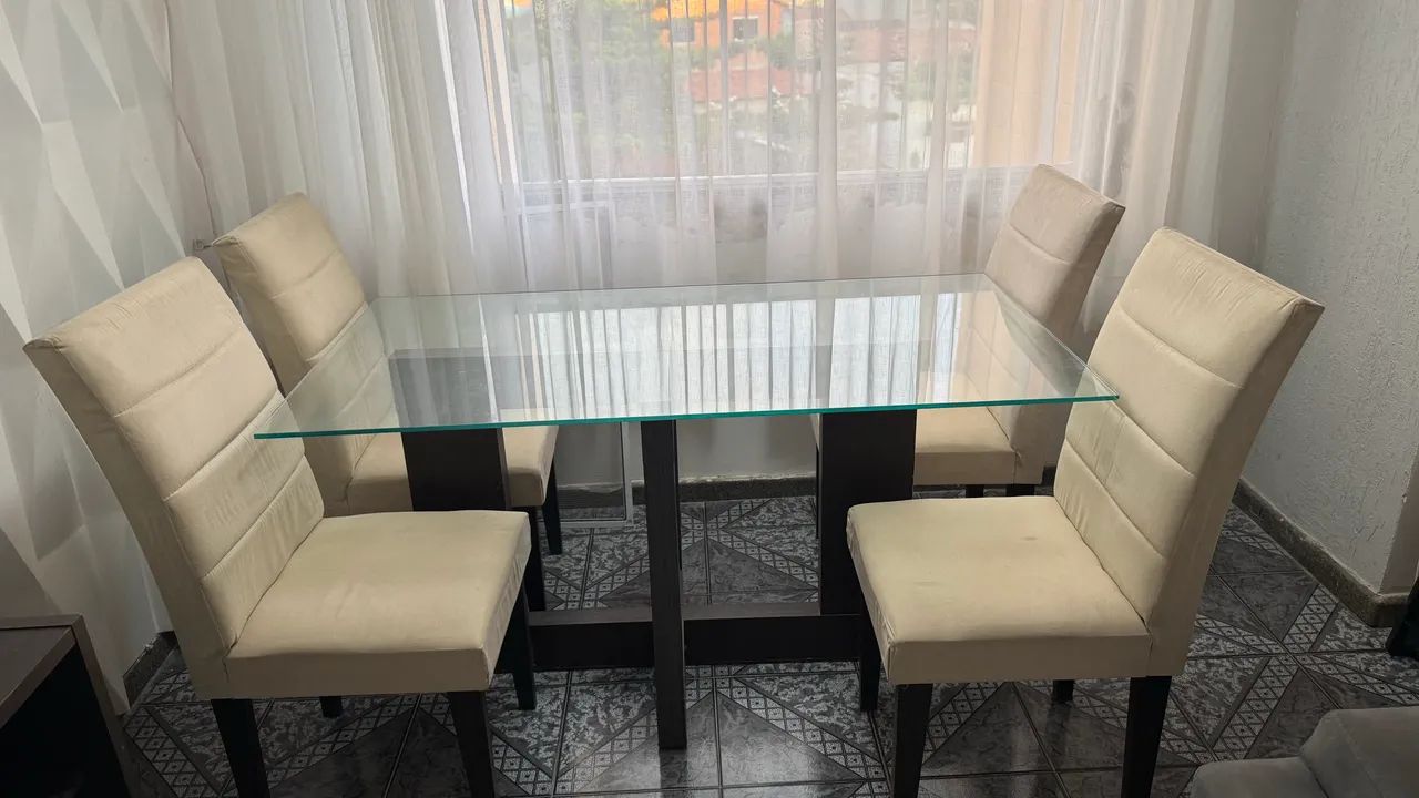 Vendo mesa com 4 cadeiras  - Foto 3
