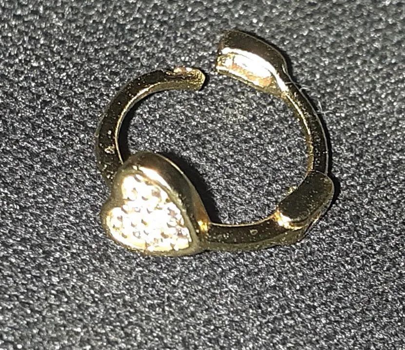 Pircing  de ouro,  cravejado com cristais. 