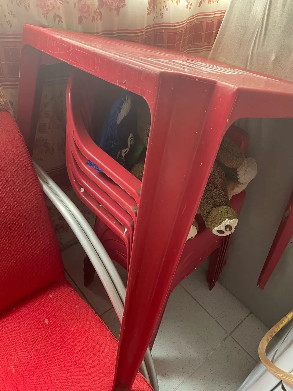 Mesa com 4 cadeiras de plástico 