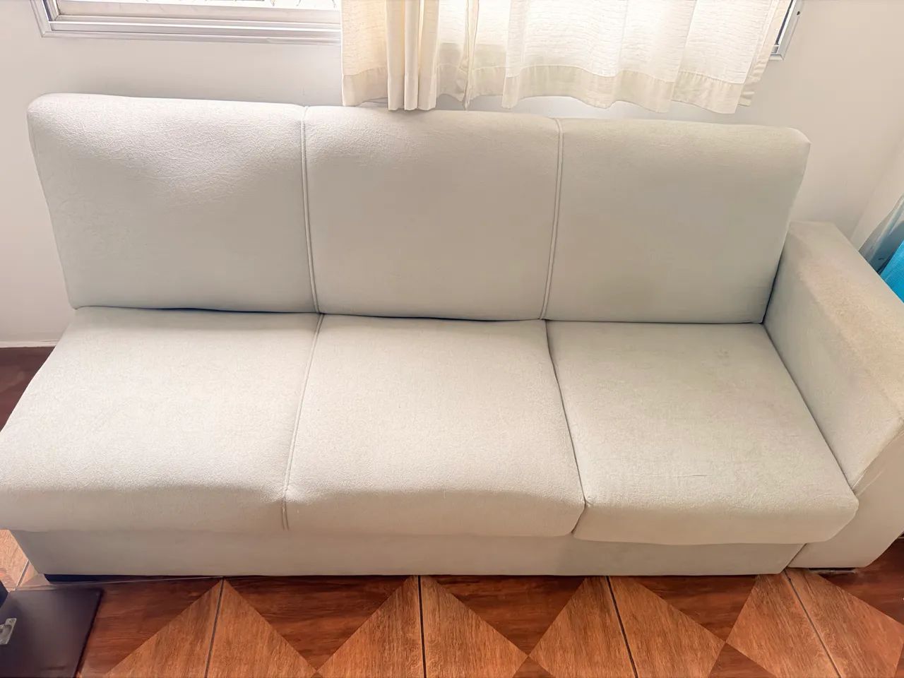 Vende sofá mesa cadeiras e rack de parede  a RETIRAR  