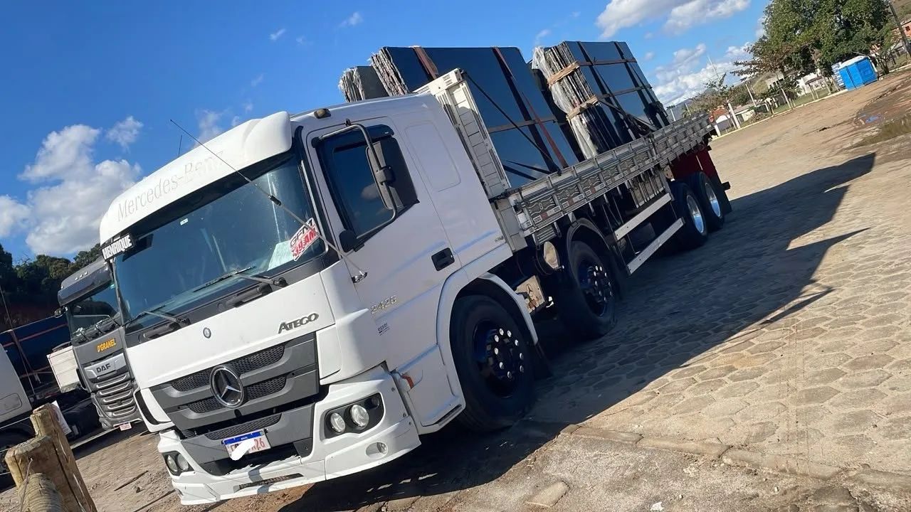 Caminhão ateggo 2426