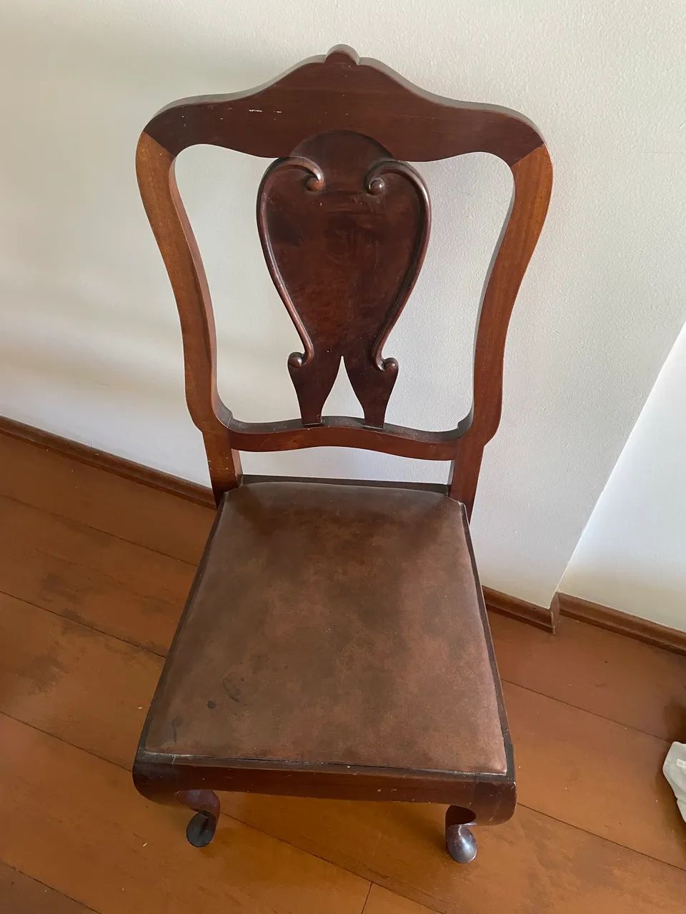 Uma Cadeira vintage madeira otima qualidade