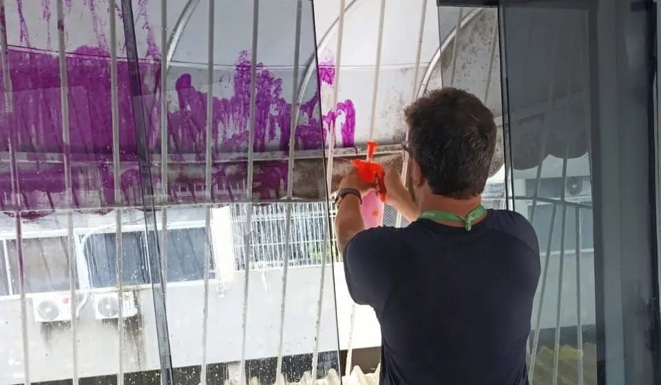 Higienização e limpeza de toldo.