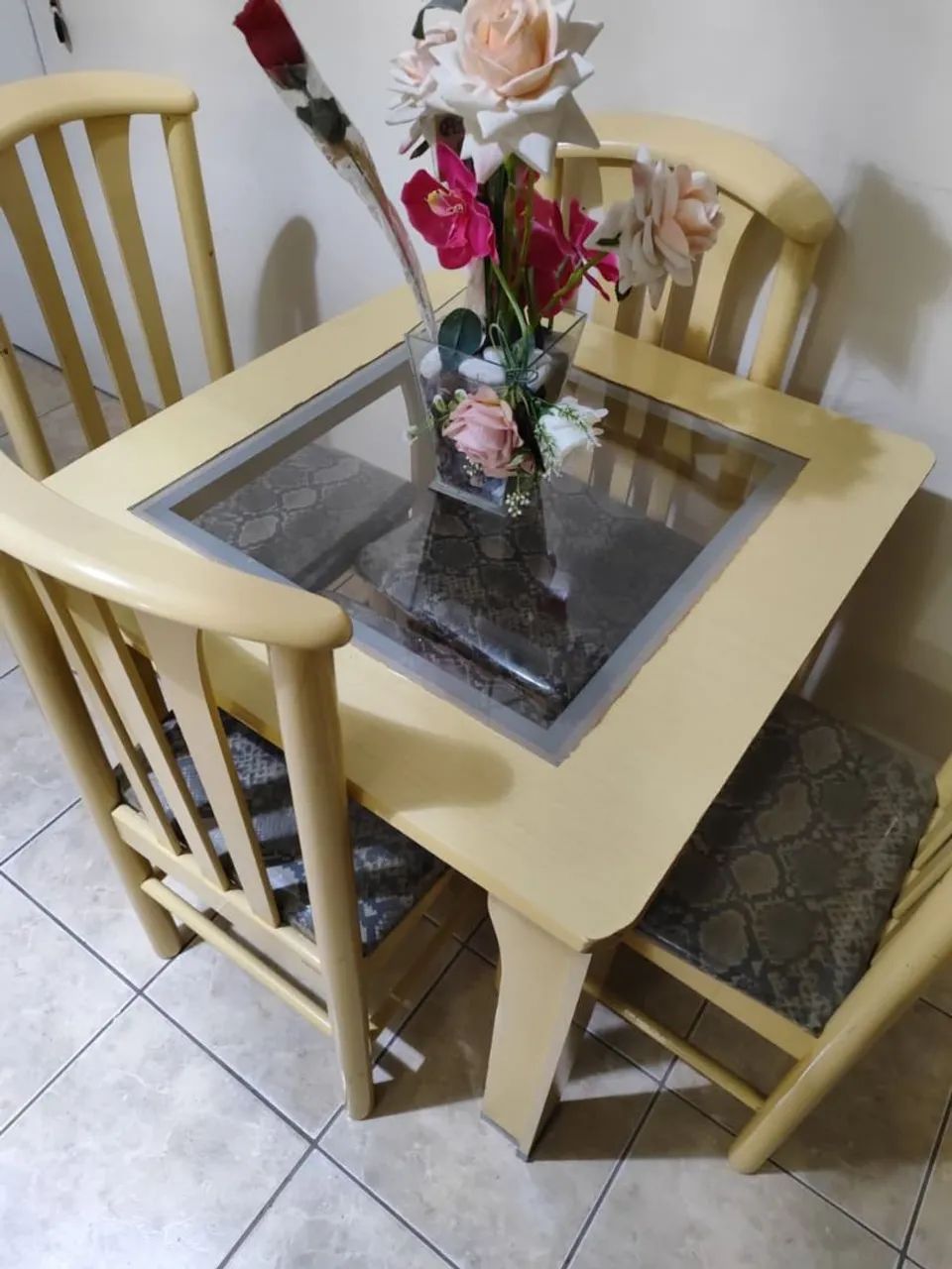 Mesa com 4 cadeira usa em perfeito estado  - Foto 3