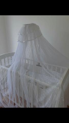 Berço IKEA branco com colchão, travesseiro, Ededron, lençol, suporte e tela anti mosquito - Foto 2