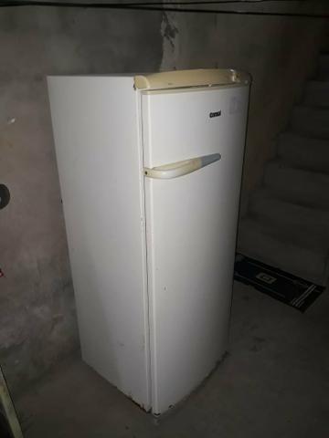 Vendo uma geladeira por apenas 200 vindo buscar ZAP *