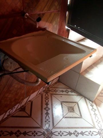 Aluga-se quarto com banheiro e mini cozinha! - Foto 4