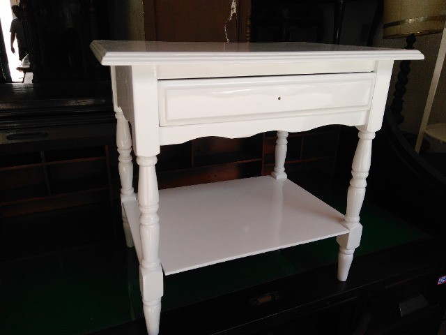 Mesa de Cabeceira Laqueada em Madeira