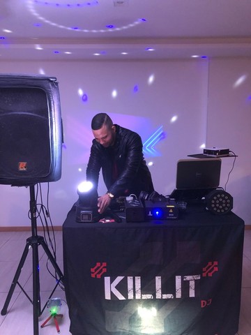 Dj com equipamentos completos para sua festa