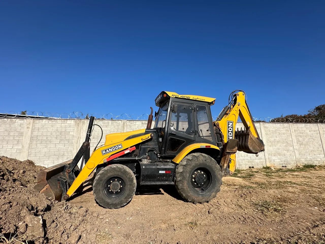 Retroescavadeira Randon 2019 4X4 