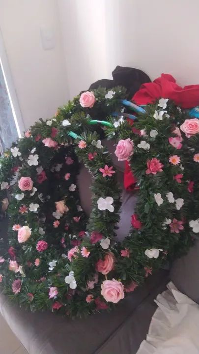 Arco com flores, fazemos de Natal 