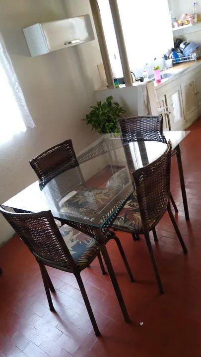 Mesa de vidro com moldura e cadeiras de junco c - Foto 3