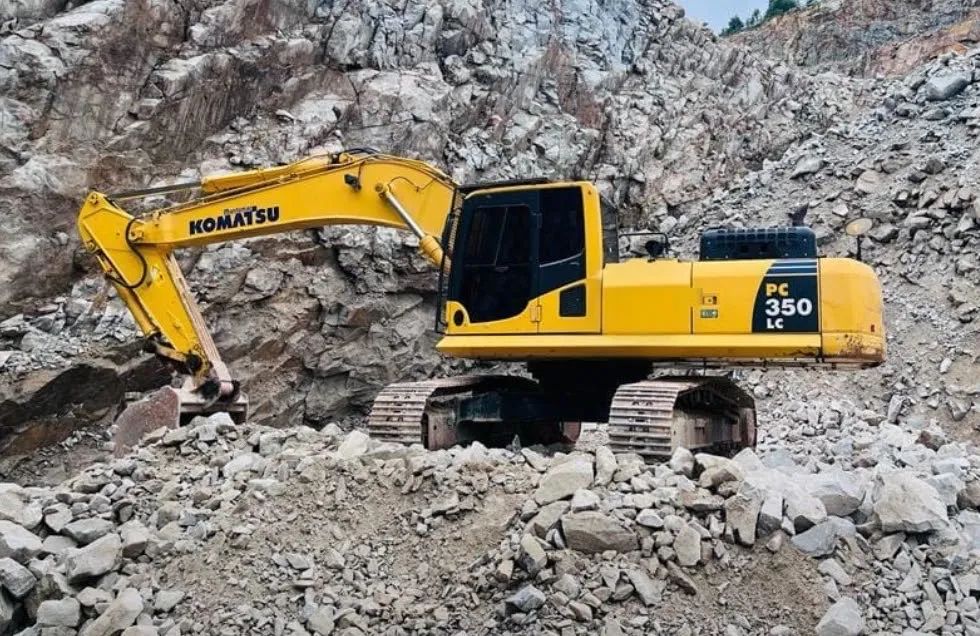 Escavadeira Komatsu PC350 ano 2020 com 9600 horas, em SC