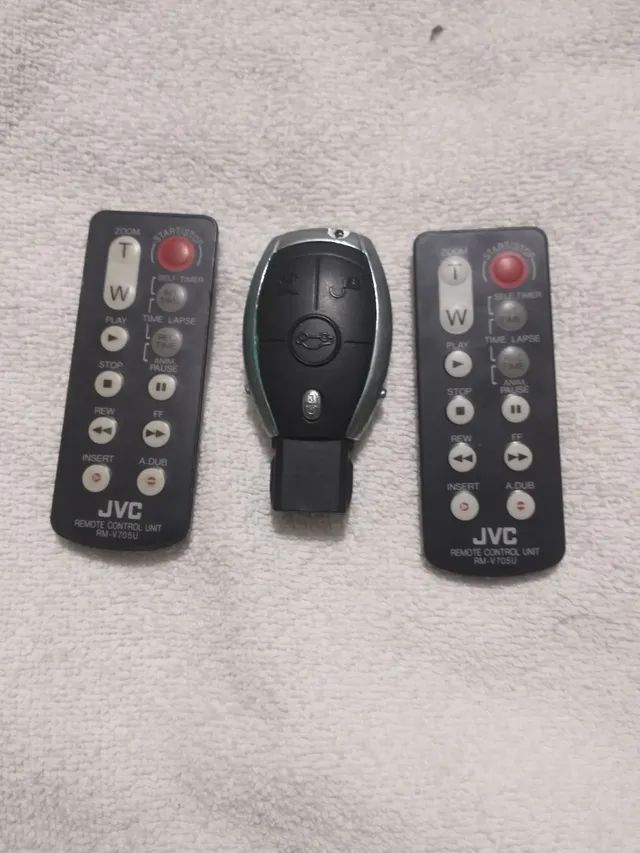 Dois controles JVC mod RM-V 705u 