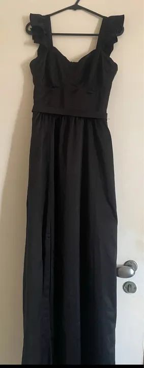 Vestido preto com marcação no peito e com folho na alça 