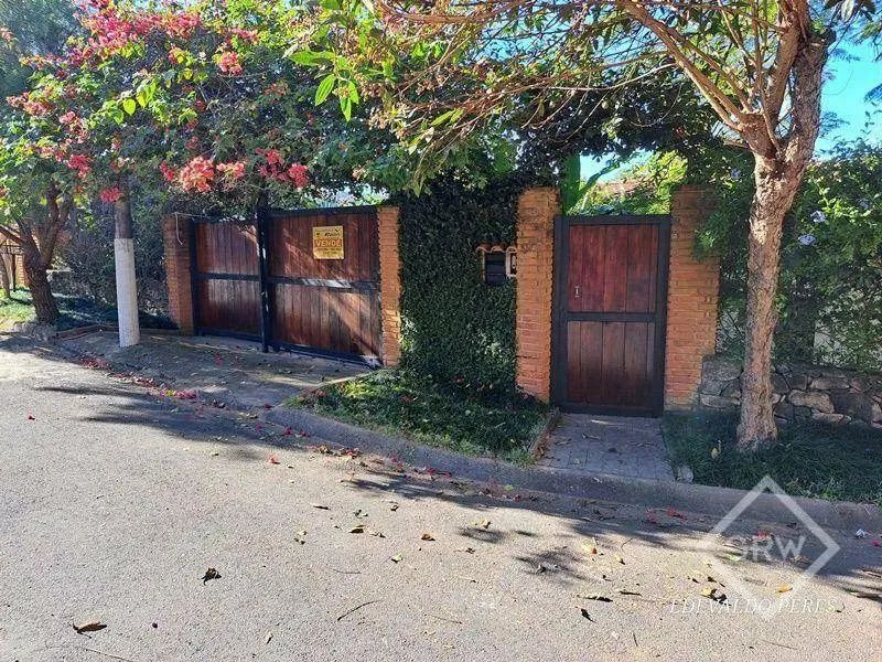 CASA AMPLA, 3 DORMITÓRIOS (2 SUÍTES), EM SERRA NEGRA.